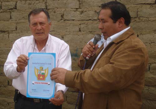 El alcalde de Paiján, Segundo Valqui Castrejón, recibe del alcalde provincial, Mario Velarde Carrión, el título de propiedad del terreno donde se construirá la futura compañía de bomberos