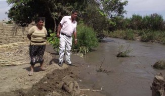 Alcalde de Chocope, Carlos Alza Moncada, verificó los daños y coordinó la solución a la inundación de esta acequia